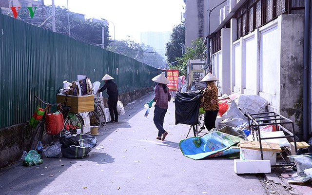 Bãi đỗ xe thông minh “đắp chiếu”, thành nơi đổ rác tại Hà Nội - Ảnh 15.