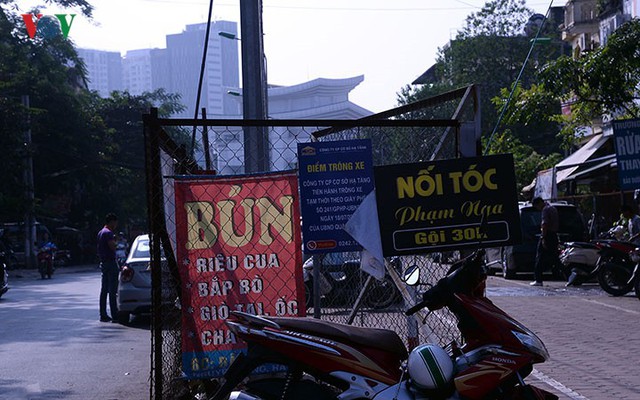 Bãi đỗ xe thông minh “đắp chiếu”, thành nơi đổ rác tại Hà Nội - Ảnh 16.