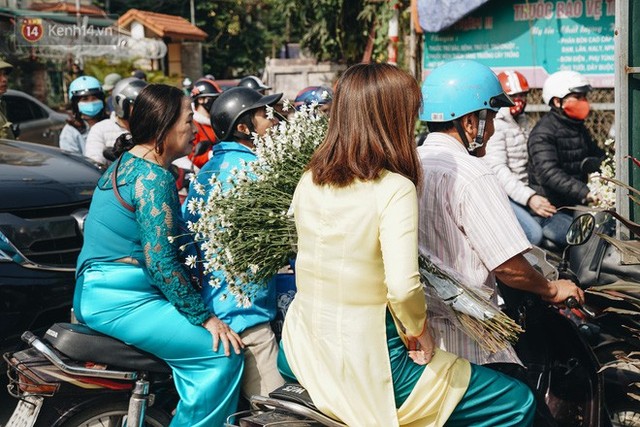 Vườn cúc họa mi ở Hà Nội tiếp tục thất thủ: Đường vào tắc nghẽn, chụp một bức ảnh phải né bao nhiêu người - Ảnh 4.