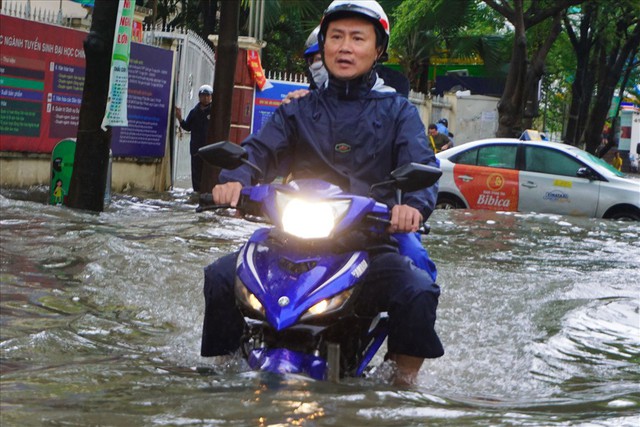 Đường Sài Gòn ngập như sông: Lexus chết trân, tàu bè băng băng vượt nước - Ảnh 3.