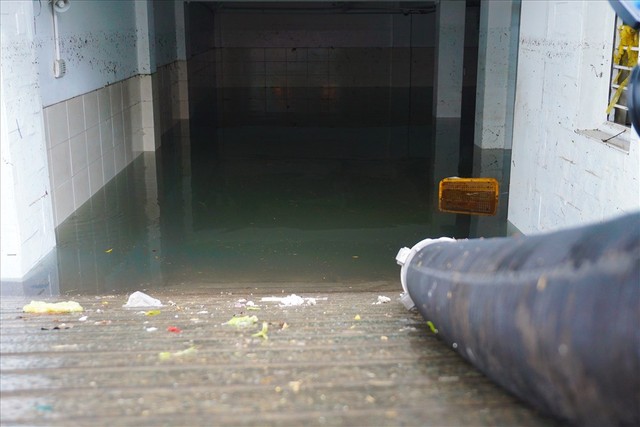 Hàng loạt hầm để xe ở Sài Gòn thành hầm chứa nước sau trận mưa lịch sử - Ảnh 3.