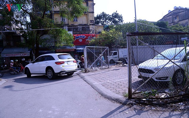 Bãi đỗ xe thông minh “đắp chiếu”, thành nơi đổ rác tại Hà Nội - Ảnh 4.