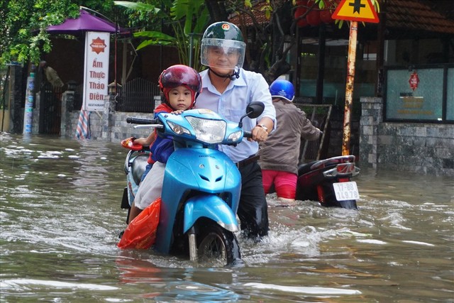 Đường Sài Gòn ngập như sông: Lexus chết trân, tàu bè băng băng vượt nước - Ảnh 5.