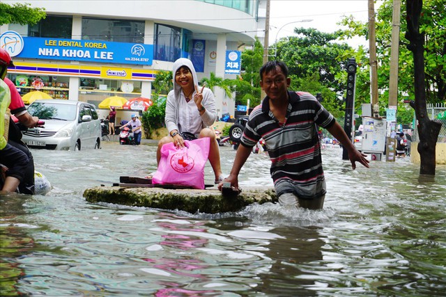 Đường Sài Gòn ngập như sông: Lexus chết trân, tàu bè băng băng vượt nước - Ảnh 8.