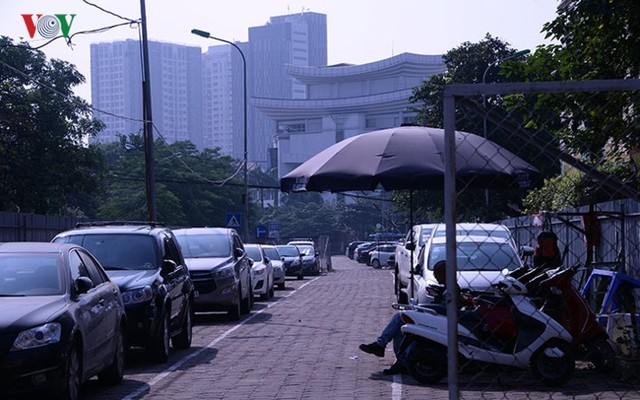 Bãi đỗ xe thông minh “đắp chiếu”, thành nơi đổ rác tại Hà Nội - Ảnh 9.