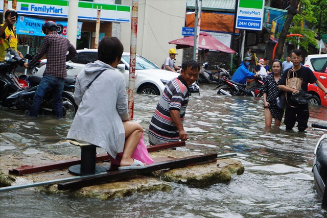 Đường Sài Gòn ngập như sông: Lexus chết trân, tàu bè băng băng vượt nước - Ảnh 9.