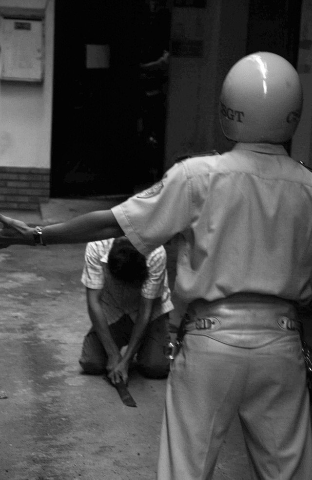 Tác giả bộ ảnh CSGT bắt cướp ở Sài Gòn 11 năm trước: Thật kì diệu vì họ có thể thuyết phục tên cướp buông kiếm đầu hàng - Ảnh 12.