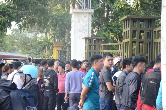 Hàng trăm người cao tuổi và cựu chiến binh kéo đến cổng trụ sở VFF để chờ mua vé trận bán kết giữa Việt Nam - Philippines - Ảnh 4.