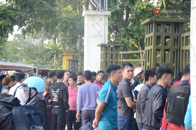 Hàng trăm người cao tuổi và cựu chiến binh kéo đến cổng trụ sở VFF để chờ mua vé trận bán kết giữa Việt Nam - Philippines - Ảnh 5.
