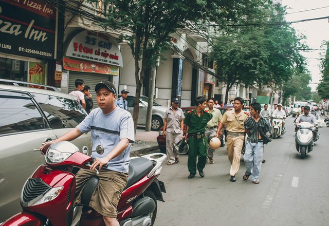 Tác giả bộ ảnh CSGT bắt cướp ở Sài Gòn 11 năm trước: Thật kì diệu vì họ có thể thuyết phục tên cướp buông kiếm đầu hàng - Ảnh 6.