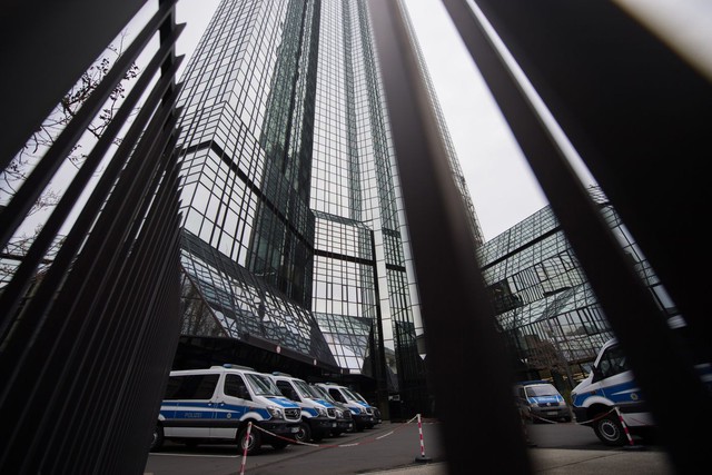 Trụ sở ngân hàng lớn nhất nước Đức bị khám xét do nghi ngờ rửa tiền - Ảnh 1.