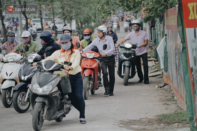 Hàng trăm người dắt xe máy ngược chiều trên vỉa hè: Dù biết là sai và đẩy như vậy mệt lắm nhưng cực chẳng đã... - Ảnh 11.