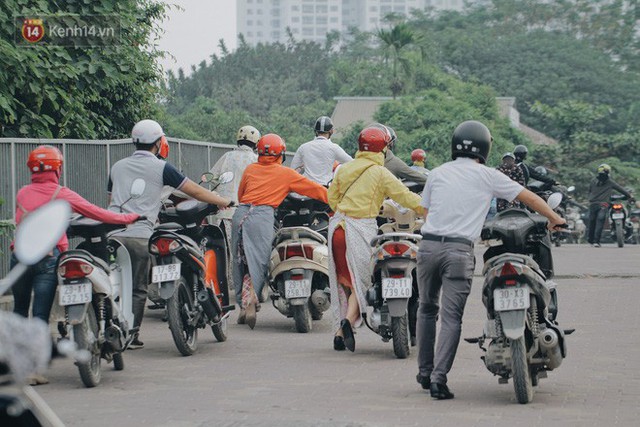 Hàng trăm người dắt xe máy ngược chiều trên vỉa hè: Dù biết là sai và đẩy như vậy mệt lắm nhưng cực chẳng đã... - Ảnh 14.