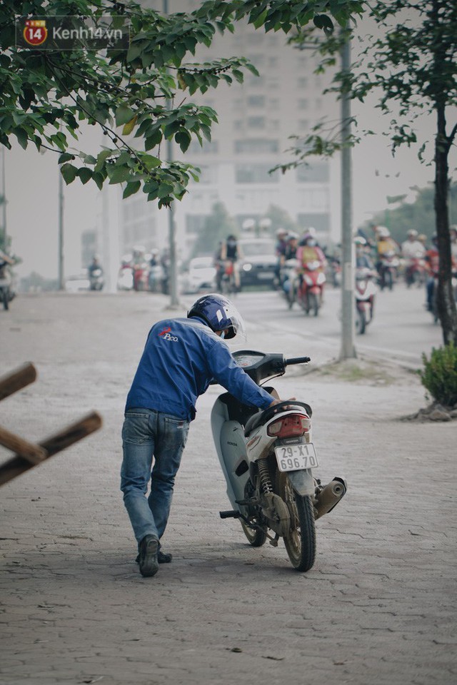 Hàng trăm người dắt xe máy ngược chiều trên vỉa hè: Dù biết là sai và đẩy như vậy mệt lắm nhưng cực chẳng đã... - Ảnh 5.