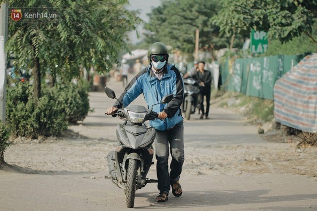 Hàng trăm người dắt xe máy ngược chiều trên vỉa hè: Dù biết là sai và đẩy như vậy mệt lắm nhưng cực chẳng đã... - Ảnh 7.