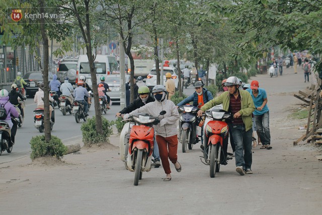 Hàng trăm người dắt xe máy ngược chiều trên vỉa hè: Dù biết là sai và đẩy như vậy mệt lắm nhưng cực chẳng đã... - Ảnh 8.