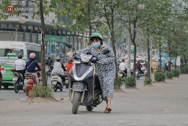 Hàng trăm người dắt xe máy ngược chiều trên vỉa hè: Dù biết là sai và đẩy như vậy mệt lắm nhưng cực chẳng đã... - Ảnh 10.