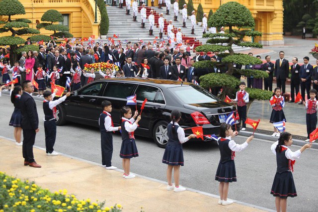 Cận cảnh Tổng Bí thư, Chủ tịch nước Nguyễn Phú Trọng đón Chủ tịch Cuba - Ảnh 2.