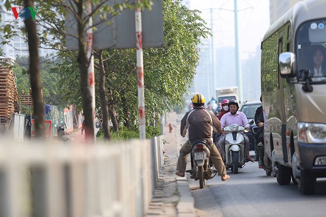 Hàng rào trụ sắt chặn dòng người đi ngược chiều trên phố Tố Hữu - Ảnh 11.