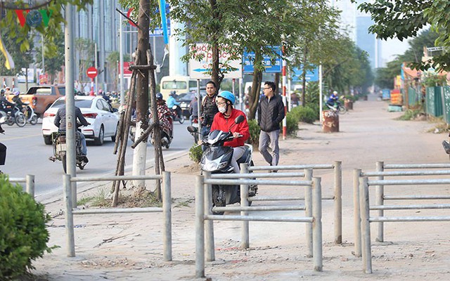 Hàng rào trụ sắt chặn dòng người đi ngược chiều trên phố Tố Hữu - Ảnh 6.