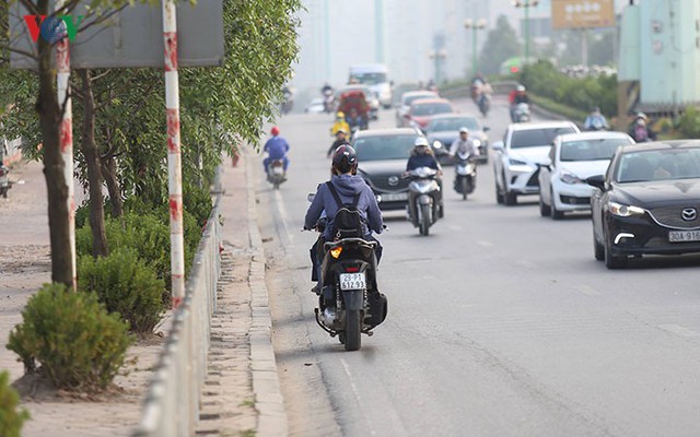 Hàng rào trụ sắt chặn dòng người đi ngược chiều trên phố Tố Hữu - Ảnh 10.