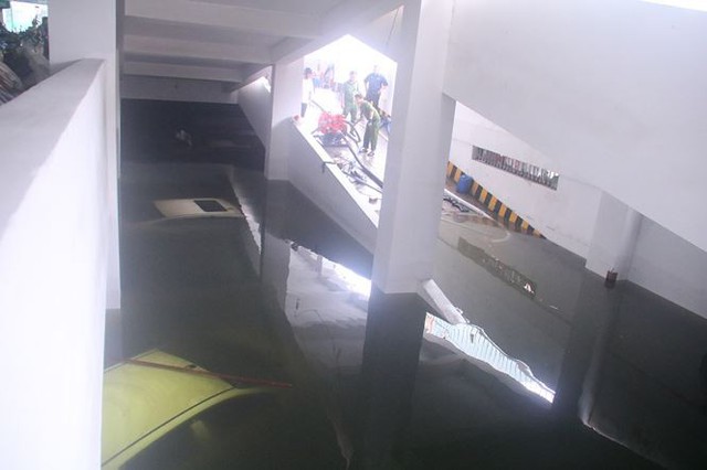 Bơm nước giải cứu ôtô, xe máy ngập trong hầm chung cư Đà Nẵng   - Ảnh 3.