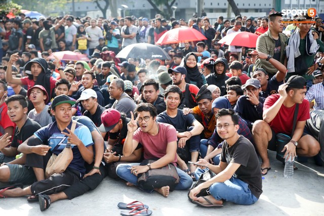 Từ Việt Nam đến Malaysia: Để có vé xem AFF Cup phải đánh đổi bằng cả máu và nước mắt - Ảnh 4.