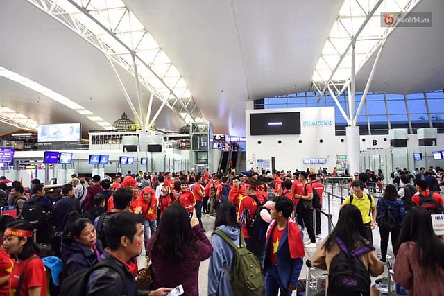 CĐV nhuộm đỏ sân bay Nội Bài và Tân Sơn Nhất, lên đường sang Malaysia tiếp lửa cho ĐT Việt Nam trong trận chung kết AFF Cup - Ảnh 1.