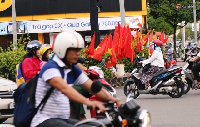 Quốc kỳ, áo đỏ sao vàng cháy hàng ở Sài Gòn trước trận chung kết lượt đi AFF Cup 2018 - Ảnh 1.