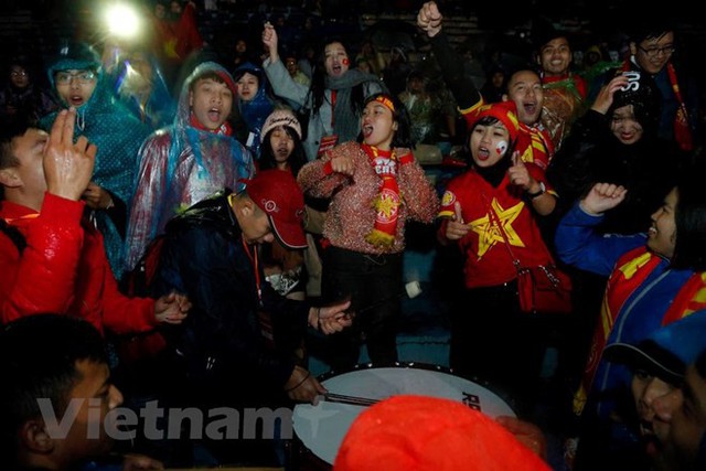 [Photo] Cổ động viên quê nhà tiếp sức cho tuyển Việt Nam  - Ảnh 1.