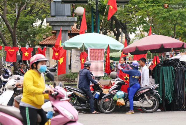 Quốc kỳ, áo đỏ sao vàng cháy hàng ở Sài Gòn trước trận chung kết lượt đi AFF Cup 2018 - Ảnh 11.