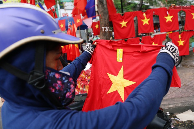 Quốc kỳ, áo đỏ sao vàng cháy hàng ở Sài Gòn trước trận chung kết lượt đi AFF Cup 2018 - Ảnh 13.