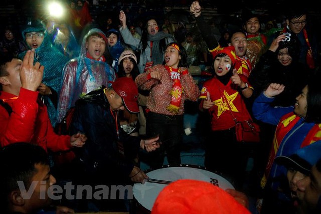 [Photo] Cổ động viên quê nhà tiếp sức cho tuyển Việt Nam  - Ảnh 14.