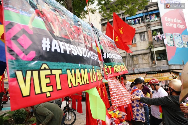 Quốc kỳ, áo đỏ sao vàng cháy hàng ở Sài Gòn trước trận chung kết lượt đi AFF Cup 2018 - Ảnh 15.