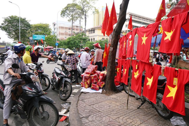 Quốc kỳ, áo đỏ sao vàng cháy hàng ở Sài Gòn trước trận chung kết lượt đi AFF Cup 2018 - Ảnh 17.