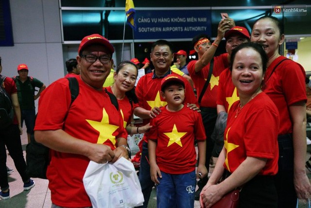 CĐV nhuộm đỏ sân bay Nội Bài và Tân Sơn Nhất, lên đường sang Malaysia tiếp lửa cho ĐT Việt Nam trong trận chung kết AFF Cup - Ảnh 18.