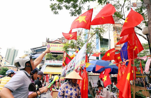 Quốc kỳ, áo đỏ sao vàng cháy hàng ở Sài Gòn trước trận chung kết lượt đi AFF Cup 2018 - Ảnh 19.