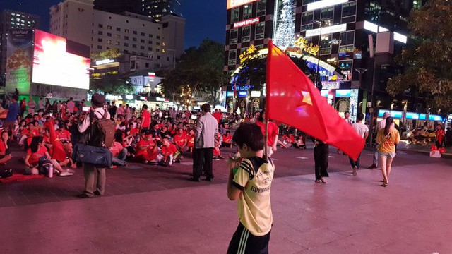  Người hâm mộ ở Sài Gòn tin tưởng đội tuyển Việt Nam sẽ chiến thắng - Ảnh 2.