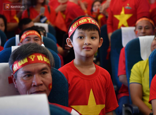 CĐV Việt Nam cùng nhau hát Quốc ca ở độ cao 10.000m, hết mình cổ vũ cho ĐT nước nhà trong trận chung kết AFF Cup 2018 - Ảnh 6.