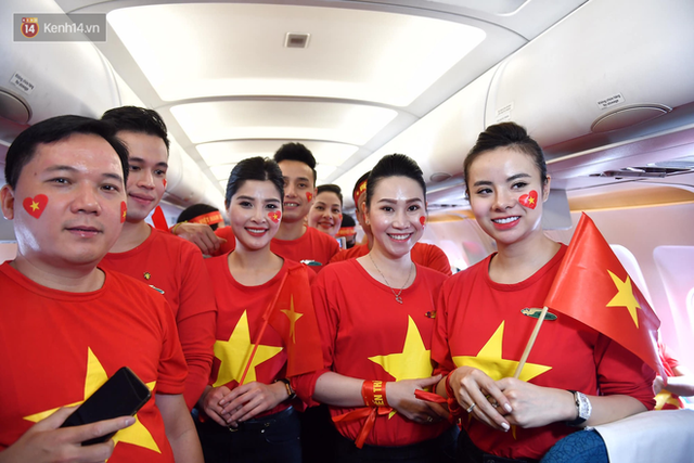 CĐV Việt Nam cùng nhau hát Quốc ca ở độ cao 10.000m, hết mình cổ vũ cho ĐT nước nhà trong trận chung kết AFF Cup 2018 - Ảnh 7.