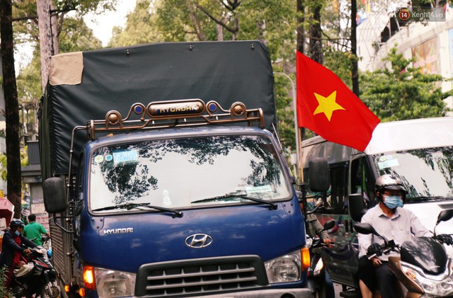 Quốc kỳ, áo đỏ sao vàng cháy hàng ở Sài Gòn trước trận chung kết lượt đi AFF Cup 2018 - Ảnh 7.