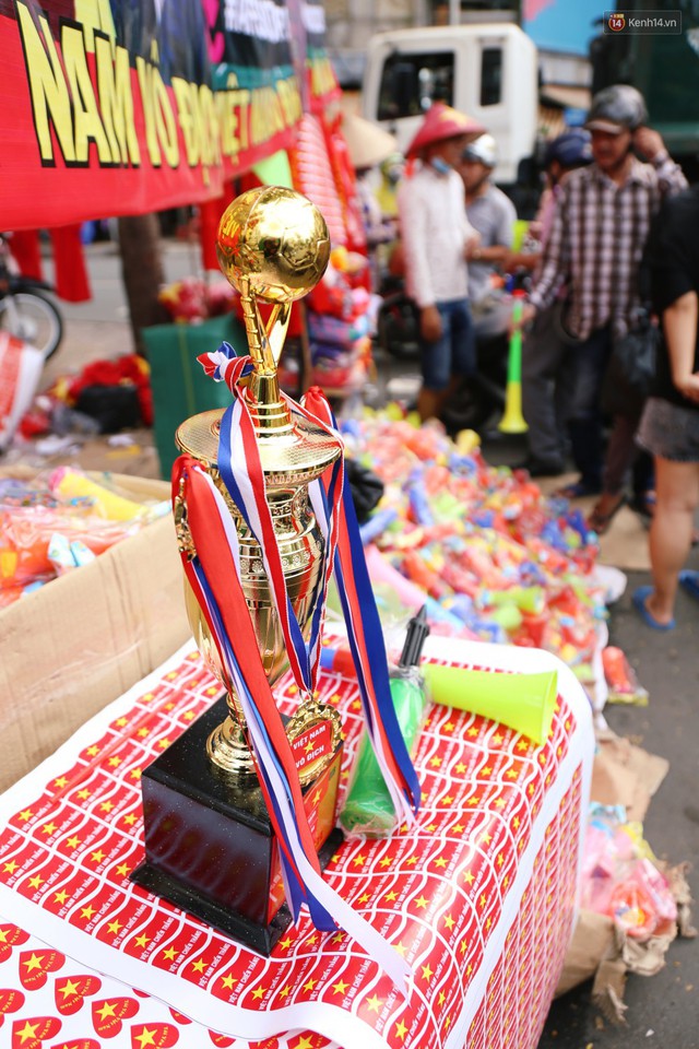 Quốc kỳ, áo đỏ sao vàng cháy hàng ở Sài Gòn trước trận chung kết lượt đi AFF Cup 2018 - Ảnh 9.