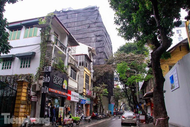 Cận cảnh những cao ốc vượt tầng cạnh Hồ Gươm chuẩn bị cắt ngọn - Ảnh 2. Cận cảnh những cao ốc vượt tầng cạnh Hồ Gươm chuẩn bị cắt ngọn - Ảnh 2.
