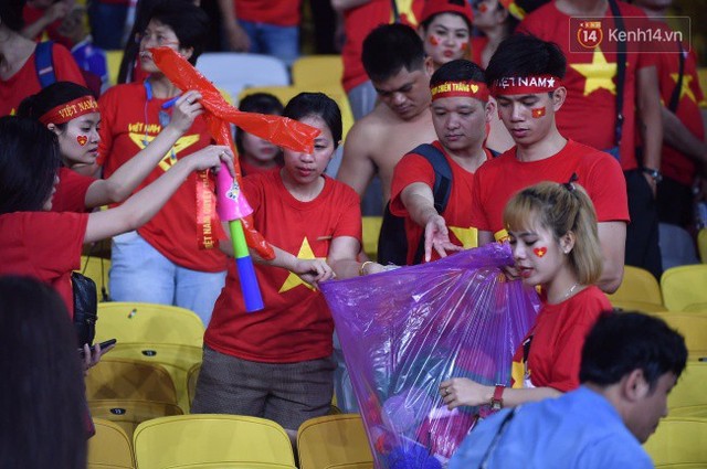 Hình ảnh đẹp: CĐV Việt Nam nán lại SVĐ Bukit Jalil ở Malaysia để dọn rác sau trận chung kết lượt đi của ĐT nước nhà - Ảnh 4.