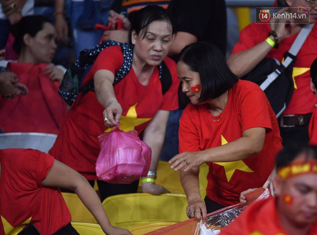  Hình ảnh đẹp: CĐV Việt Nam nán lại SVĐ Bukit Jalil ở Malaysia để dọn rác sau trận chung kết lượt đi của ĐT nước nhà - Ảnh 5.