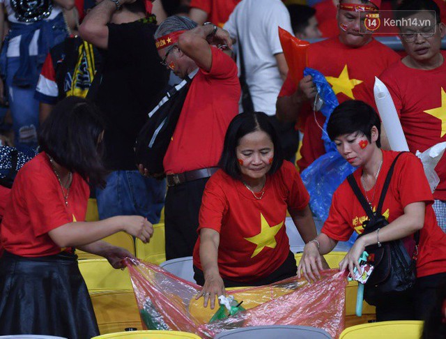  Hình ảnh đẹp: CĐV Việt Nam nán lại SVĐ Bukit Jalil ở Malaysia để dọn rác sau trận chung kết lượt đi của ĐT nước nhà - Ảnh 7.
