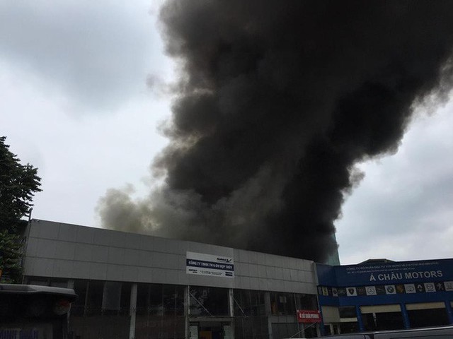  Đang cháy lớn tại xưởng sửa chữa ô tô cạnh Liên đoàn Bóng đá Việt Nam - Ảnh 3.