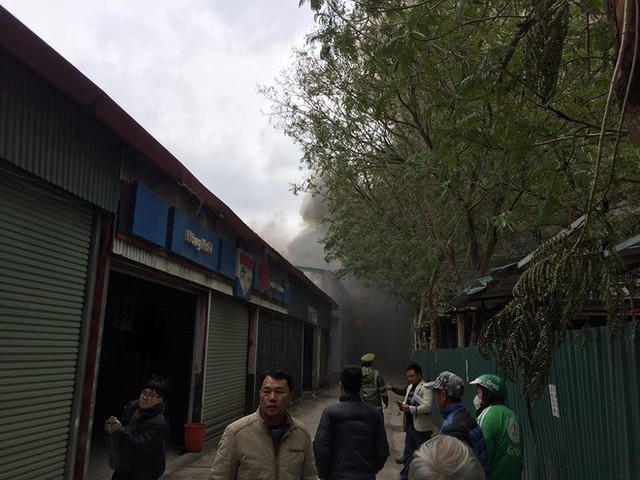  Đang cháy lớn tại xưởng sửa chữa ô tô cạnh Liên đoàn Bóng đá Việt Nam - Ảnh 4.