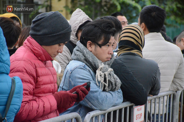 Hàng ngàn người xếp hàng dưới cái lạnh 13 độ để chờ nhận vé xem chung kết của đội tuyển Việt Nam - Ảnh 6.