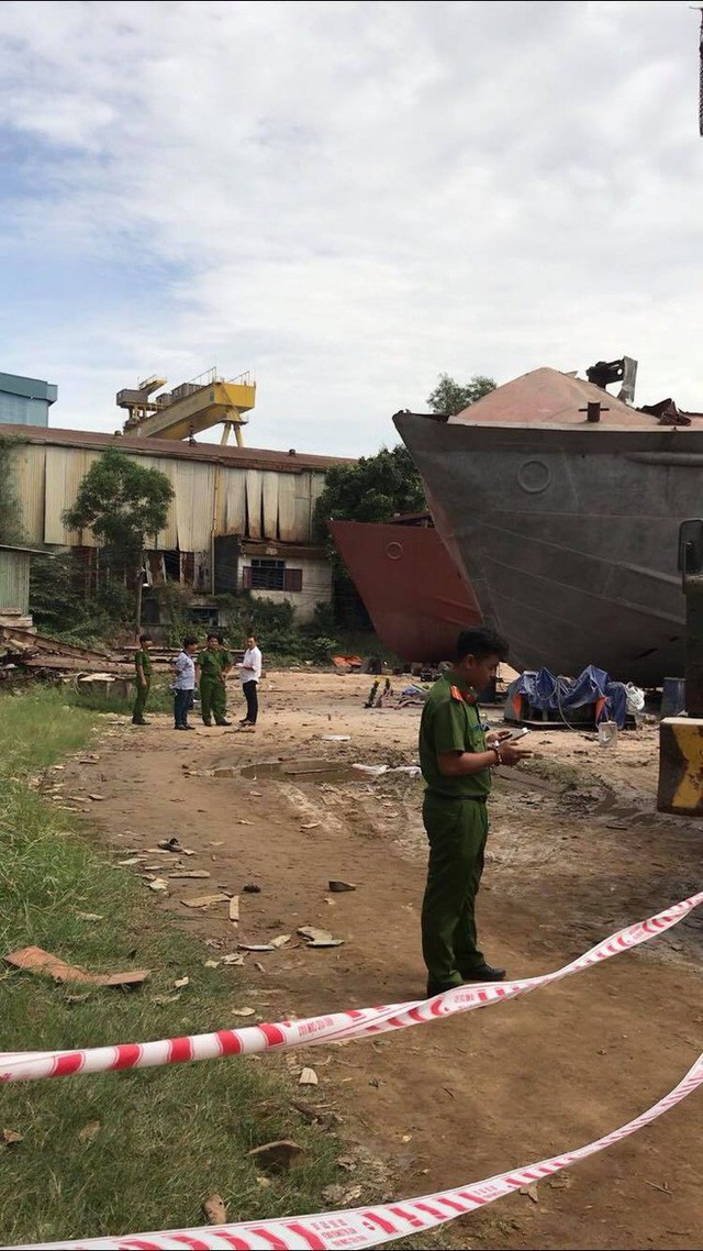  Hiện trường vụ nổ xưởng đóng tàu khiến ít nhất 2 người tử vong ở Sài Gòn - Ảnh 1.